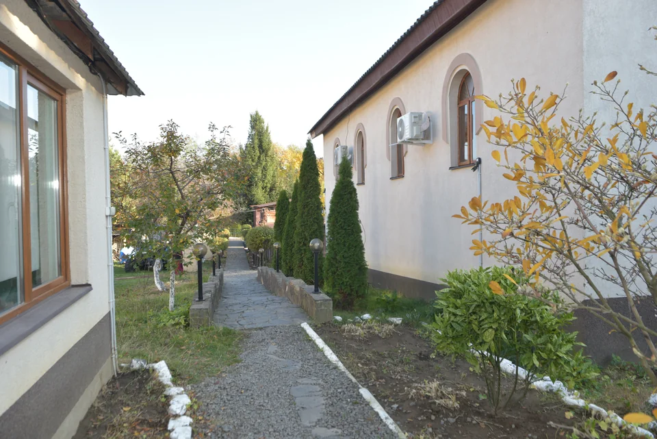 Kybliary community: buildings and grounds