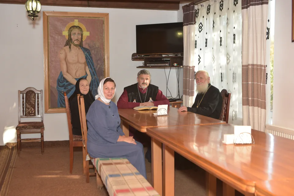A shared table and an open book: spiritual conversation in the community.