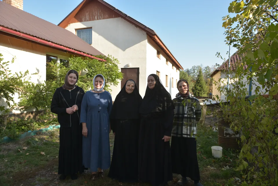 Sisters and novices of the community in the courtyard